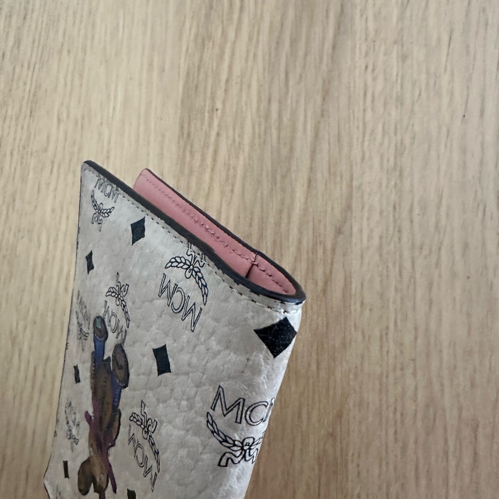 MCM limited passport holder - Picture 4 of 9
